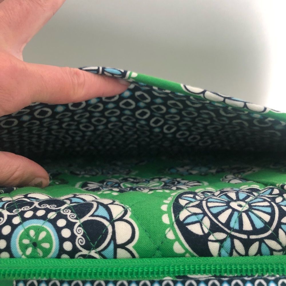 Vera Bradley Green Cupcake print laptop case - Picture 10 of 10